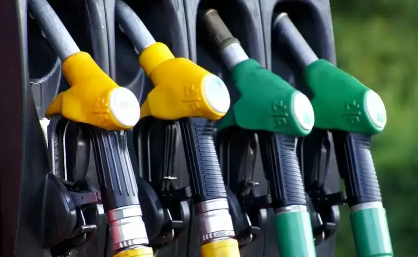 पेट्रोल-डीजल की कीमतों में लगातार दूसरे दिन बढ़ोतरी, यहां जानिए नई कीमत