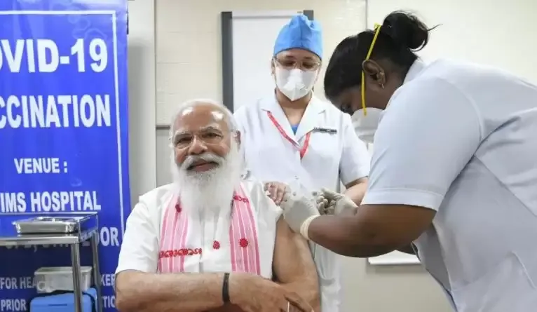 प्रधानमंत्री मोदी ने एम्स में ली कोविड-19 टीके की पहली खुराक