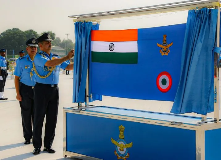 एयर चीफ मार्शल चौधरी ने वायु सेवा दिवस परेड पर नए ध्वज का अनावरण किया