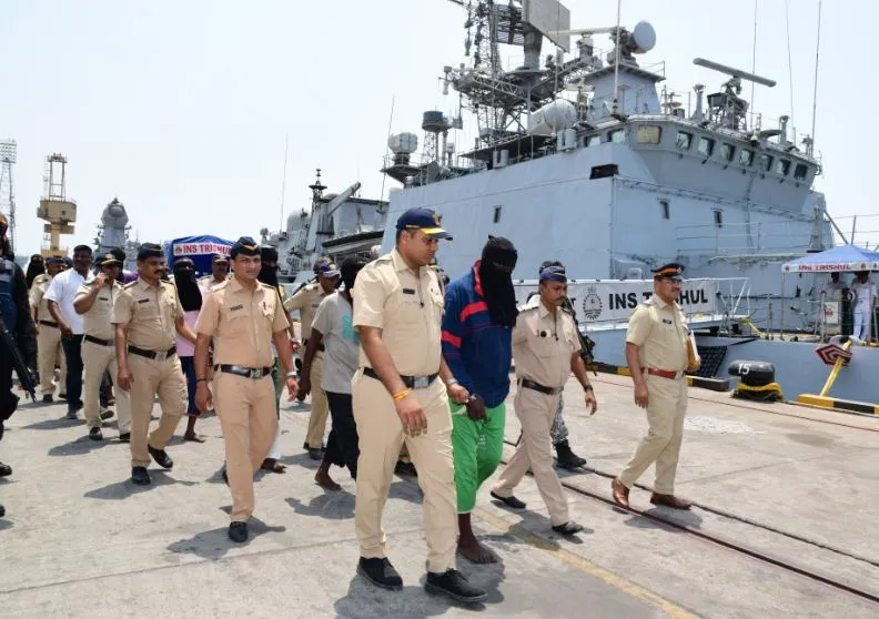 भारतीय नौसेना से भिड़ंत पड़ी महंगी, पुलिस को सौंपे गए 9 समुद्री डाकू 