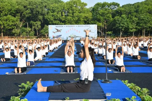 समग्र स्वास्थ्य को बढ़ावा देने के लिए वायुसेना ने योग दिवस मनाया