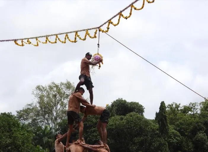 मराठा एलआईआरसी के सैनिकों ने कृष्ण जन्माष्टमी और दही-हांडी उत्सव मनाया